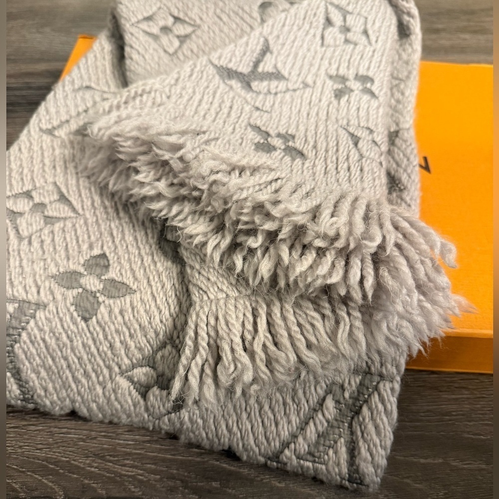 Louis Vuitton Gray Logomania Printed Scarf w/ Box - Picture 2 of 7